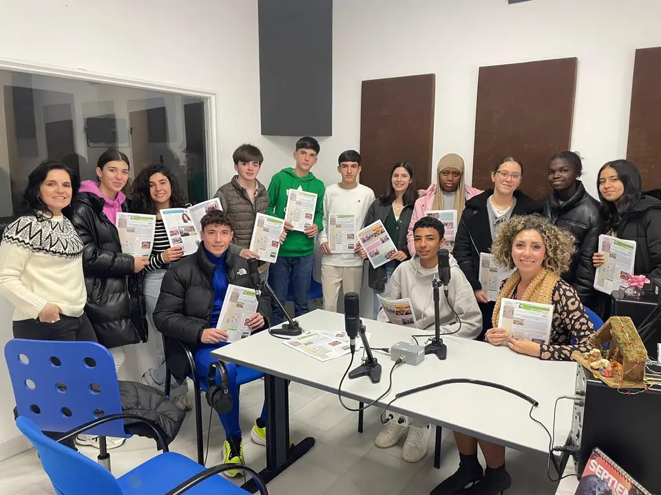Los alumnos del IES Francisco Garf&iacute;as (Moguer) en su radio. | IES Francisco Garfias.