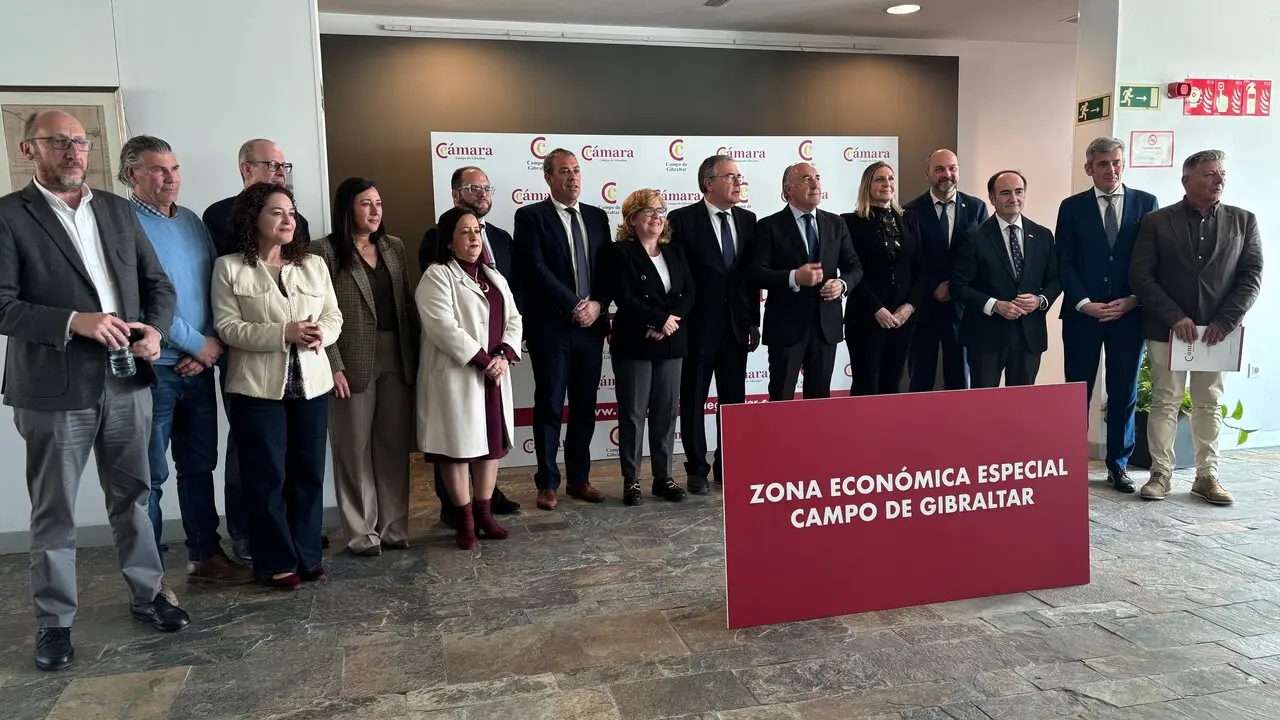 Representantes políticos, sociales y sindicales, en una foto para la historia - J.M.