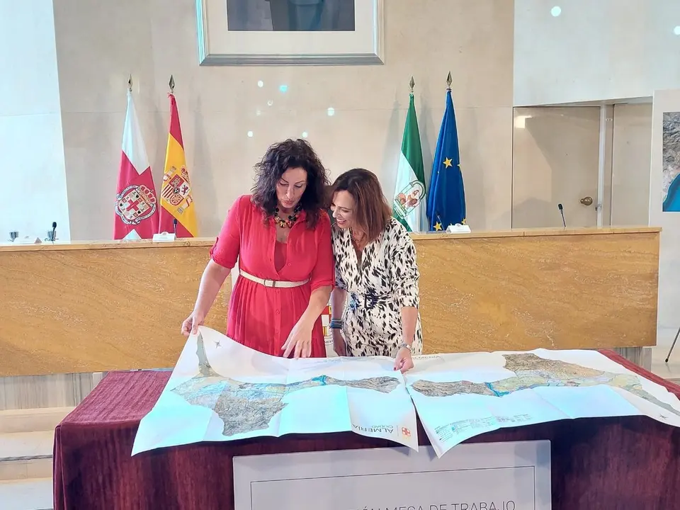La alcaldesa de Almer&iacute;a, Mar&iacute;a del Mar V&aacute;zquez, y la consejera de Fomento, Roc&iacute;o D&iacute;az. | Europa Press.