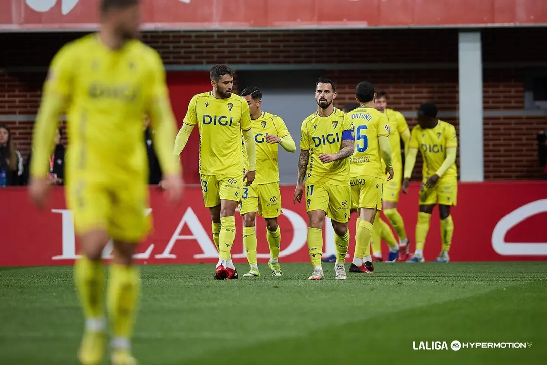 Los jugadores del C&aacute;diz celebran el gol de Diarra en Anduva. | LALIGA.