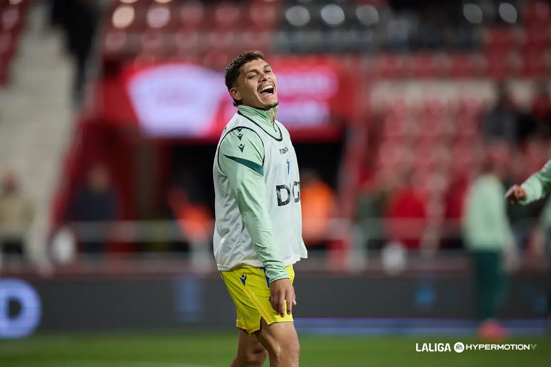 Brian Ocampo, sonriente en el calentamiento del Mirand&eacute;s - C&aacute;diz. | LALIGA.