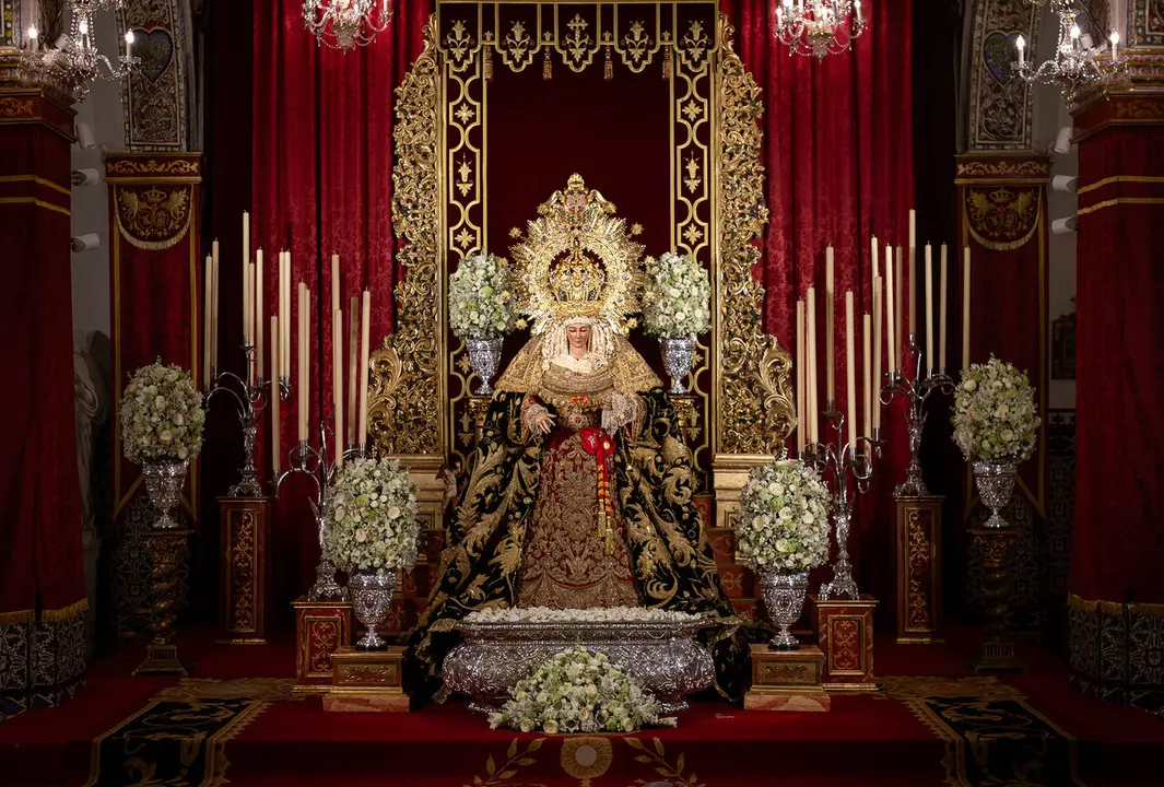 Besamanos de la Virgen de la Soledad.| HDAD