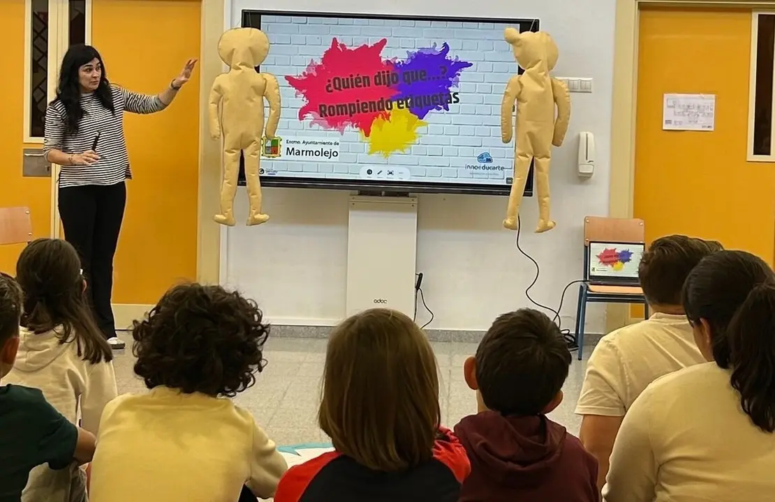 Taller del 8m en San Juli&aacute;n. | Ayuntamiento de Marmolejo