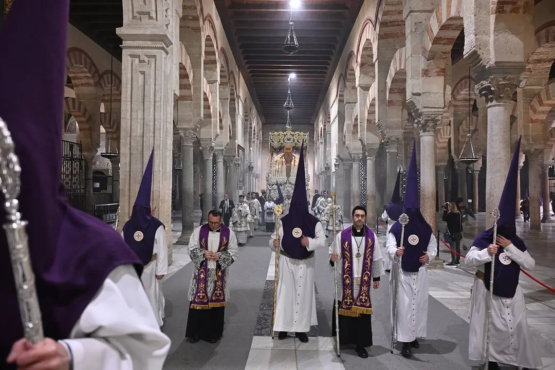 Archivo - Una procesi&oacute;n durante su paso por el interior de la Mezquita-Catedral de C&oacute;rdoba, que forma parte de la Carrera Oficial de la Semana Santa de C&oacute;rdoba.