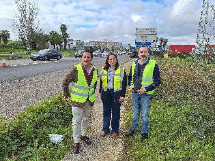 Carmen Granados, delegada territorial de Fomento, junto a los concejales Joaqu&iacute;n Reina y Javier Villafranca.