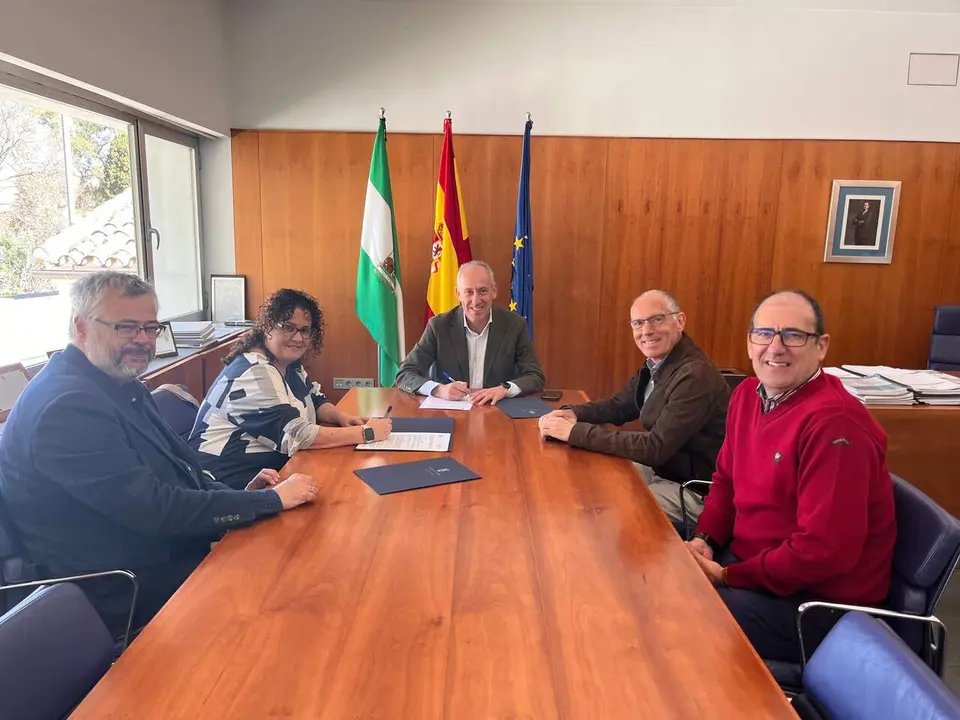 Firma del convenio con el Club Alekhine.| AYTO TOMARES