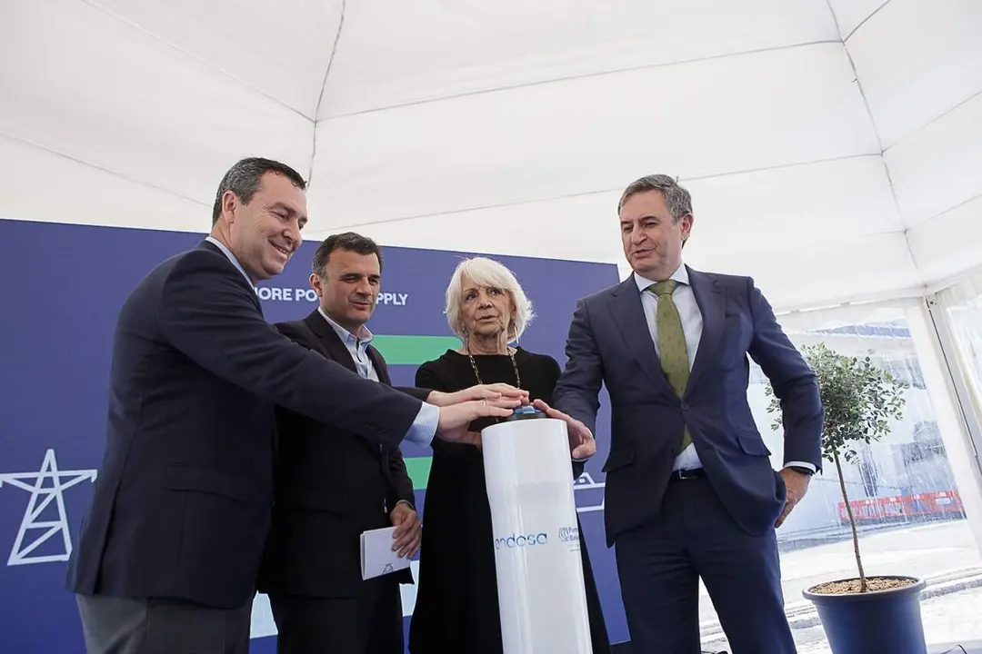 Gustavo Santana, Bruno Garc&iacute;a, Te&oacute;fila Mart&iacute;nez y Rafael S&aacute;nchez Dur&aacute;n accionan el bot&oacute;n que activa el nuevo sistema OPS del Puerto. / Eulogio Garc&iacute;a