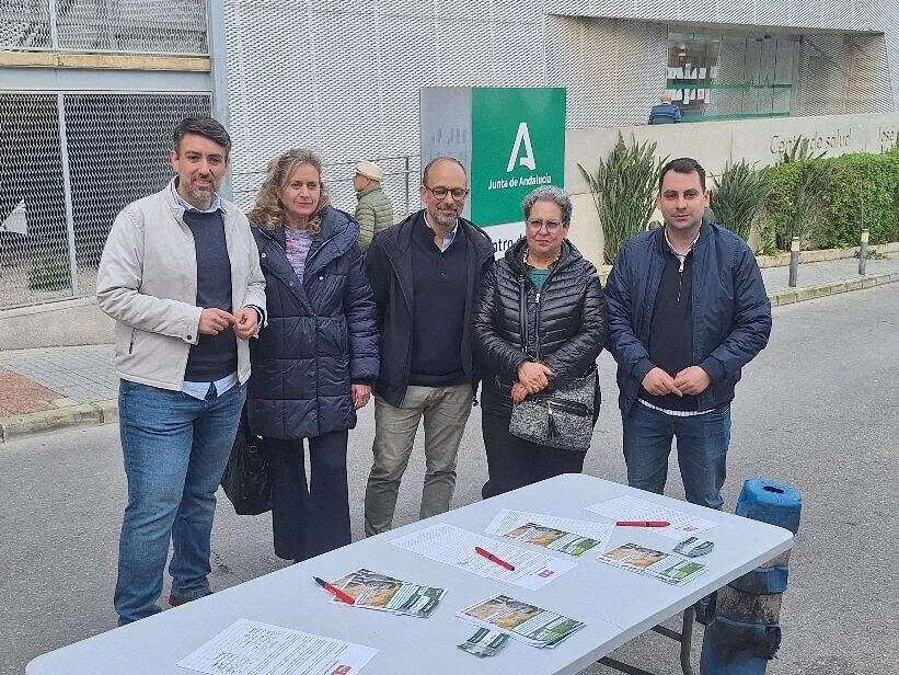 Jos&eacute; Antonio G&oacute;mez, junto a varios integrantes del PSOE.