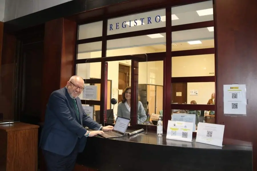 Manuel Torralbo presentando su candidatura en el registro de la Universidad de C&oacute;rdoba.
