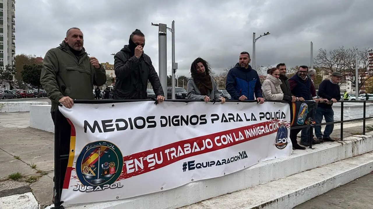 Agentes concentrados frente a la Comandancia de Algeciras - J.M.