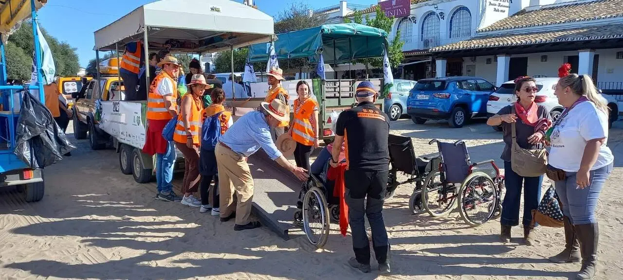 Personas con movilidad reducida en la aldea del Roc&iacute;o. | Fundaci&oacute;n Once.