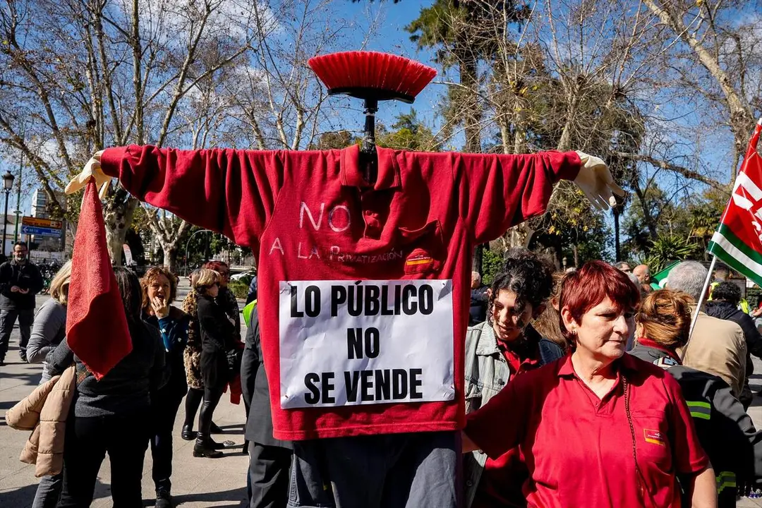 Manifestaci&oacute;n convocada por los sindicatos contra la propuesta del Ayuntamiento para la externalizaci&oacute;n del servicio de limpieza municipal | E.P.