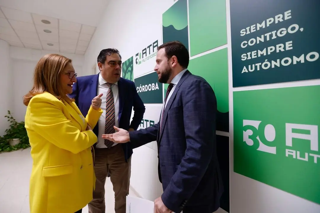 Rafael Amor (centro), en su reuni&oacute;n con Natalia M&aacute;rquez y Agust&iacute;n L&oacute;pez.