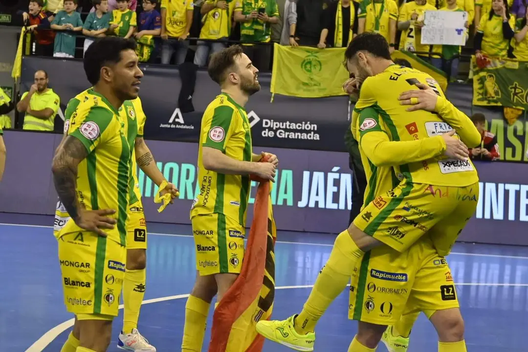 Jugadores del Ja&eacute;n Para&iacute;so Interior FS festejan el t&iacute;tulo al t&eacute;rmino de la final. - Foto: Juan Carlos Fern&aacute;ndez/Lacontradejaen