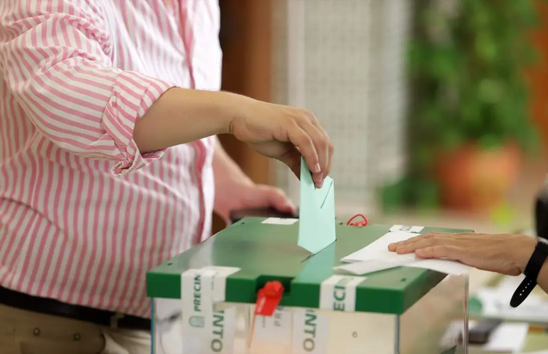 Ciudadanos votando en las elecciones de la Junta de Andaluc&iacute;a en 2022. | Archivo