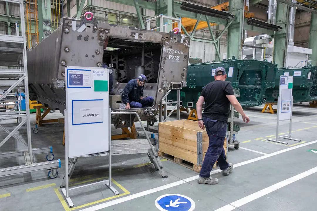 Operarios trabajan en la f&aacute;brica General Dinamics. | Europa Press.