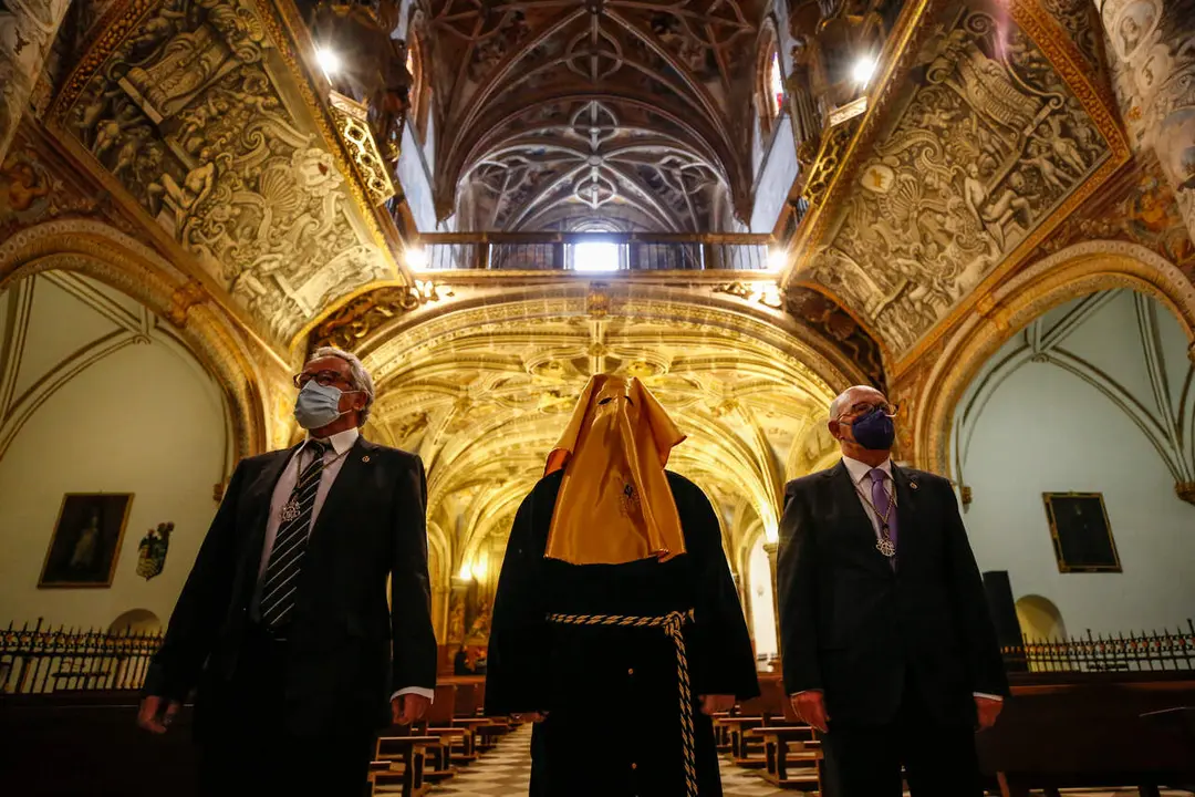 Un preso, vestido de cortejo, es liberado por la Hermandad de La Soledad. | Europa Press.