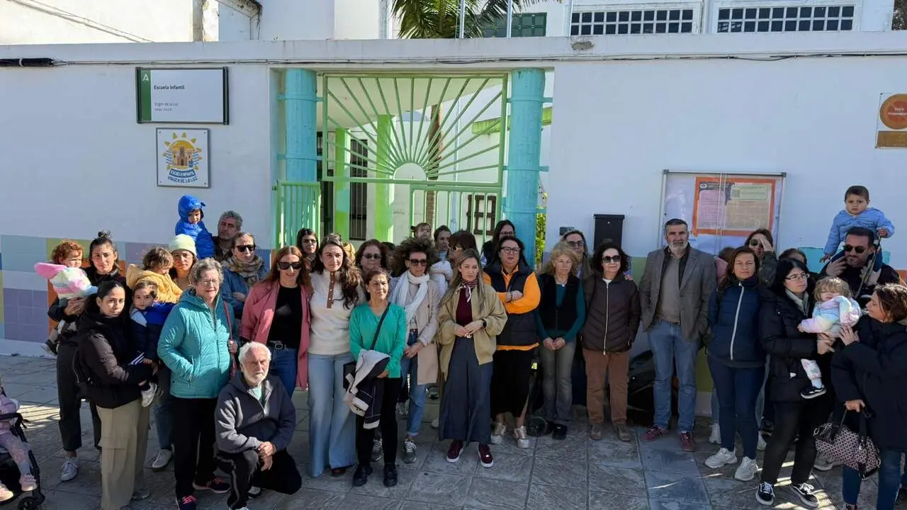 Protesta a las puertas de la Escuela Infantil Virgen de la Luz de Tarifa. | VIVA