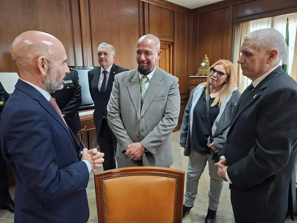 En el centro, el preso indultado./Subdelegaci&oacute;n.