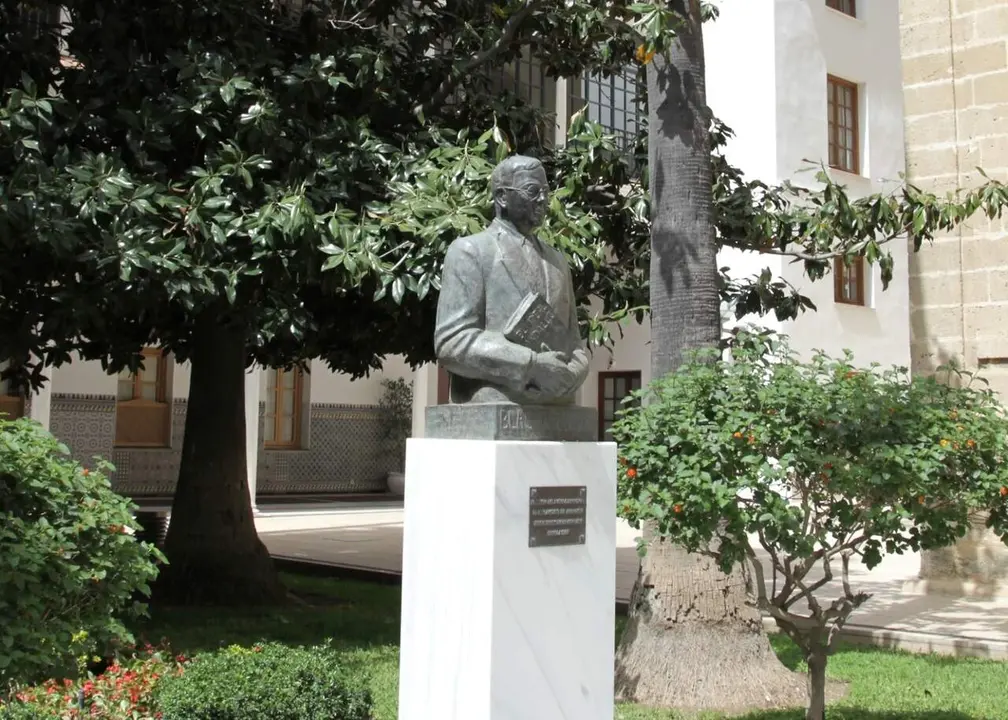 Busto de Blas Infante en la puerta del sal&oacute;n de Plenos del Parlamento andaluz. | Europa Press.