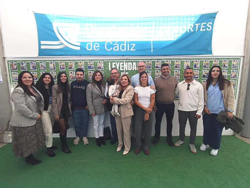 En los proleg&oacute;menos del partido hubo homenaje p&oacute;stumo a Manuel Ram&iacute;rez y a sus sobrinos Marcelino y Manolo Hern&aacute;ndez. / ANTONIO BAREA.