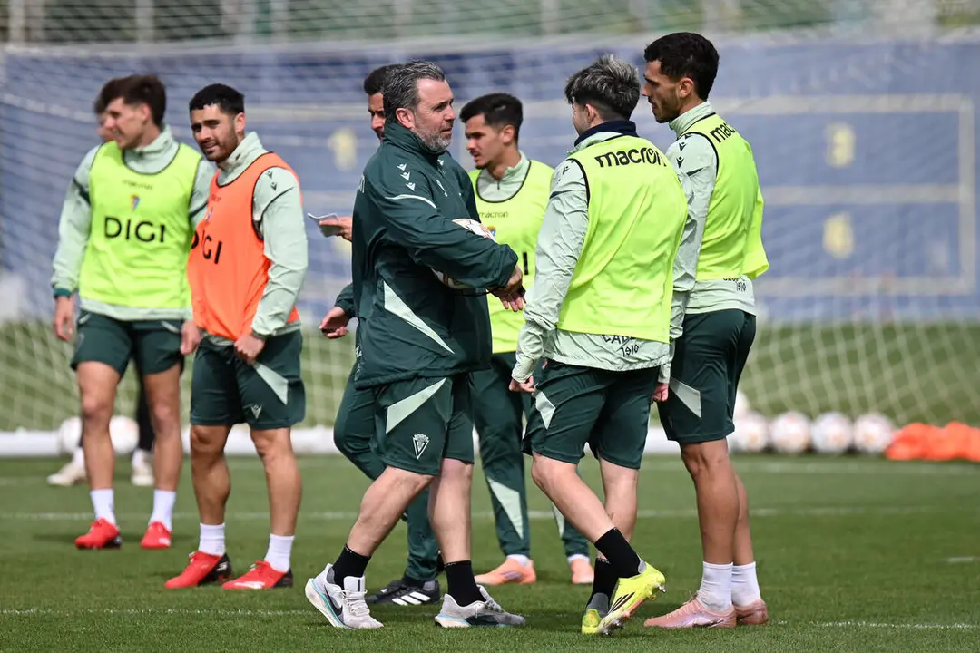 Sergio Gonz&aacute;lez charla con varios de sus futbolistas en una sesi&oacute;n de entrenamiento en El Rosal. / C&aacute;diz CF