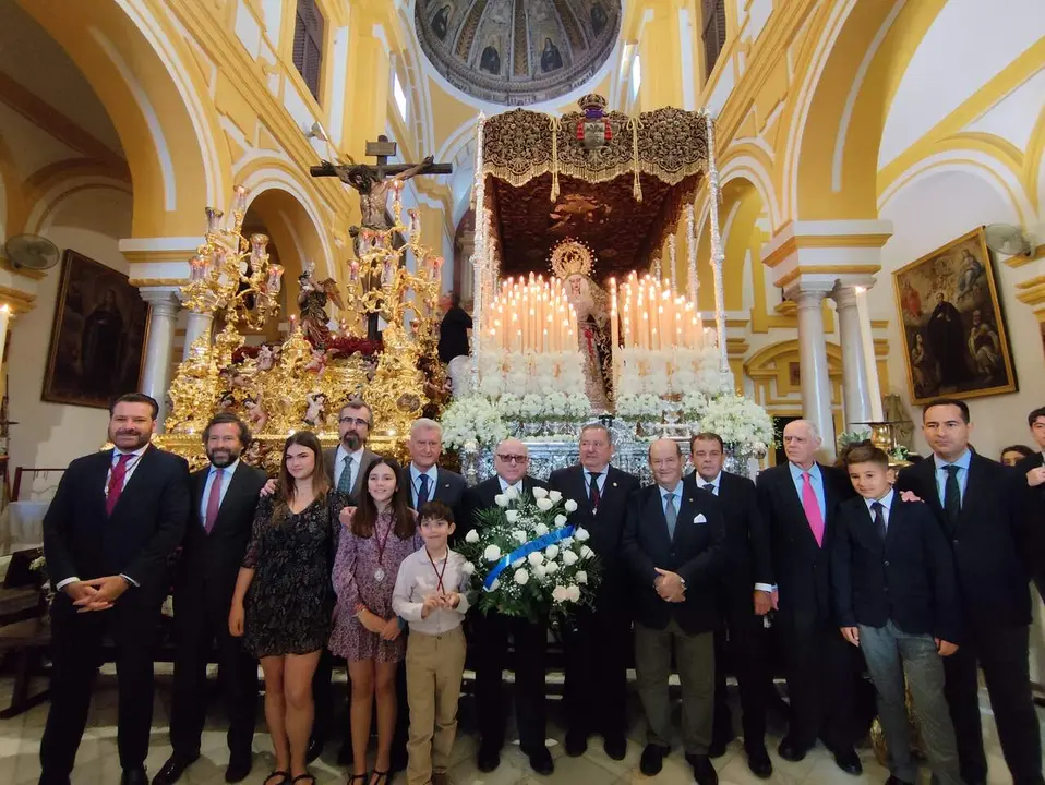 La ofrenda floral de FEDEME a la Hermandad de San Benito. | FEDEME