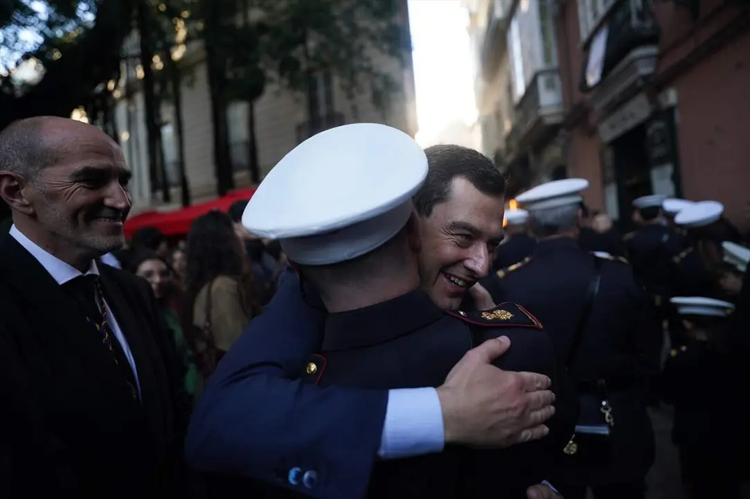 El presidente de la Junta de Andaluc&iacute;a, Juanma Moreno, en su visita a la Hermandad de Jes&uacute;s Ca&iacute;do de C&aacute;diz.
- JUNTA DE ANDALUC&Iacute;A