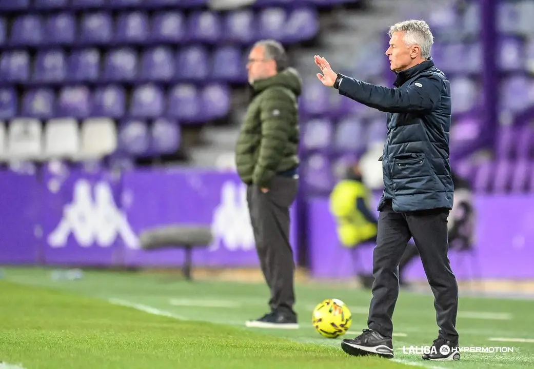 Fran Escrib&aacute; da instrucciones a sus jugadores, con Sergio al fondo. / LaLiga