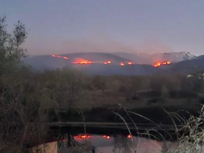 Incendio de Losar de la Vera al amanecer de este 1 de abril. | Europa Press.