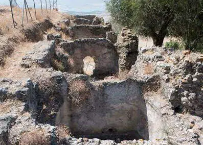 Yacimiento arqueol&oacute;gico de Sierra Aznar:/ IU.