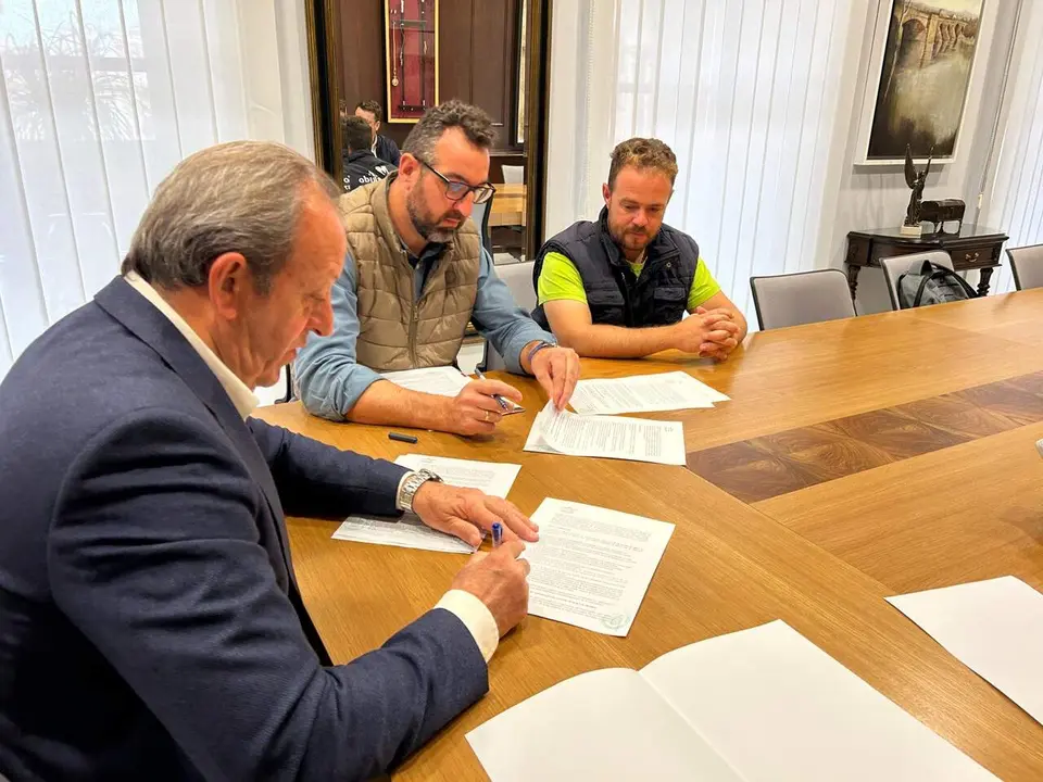 Firma del convenio entre Ayuntamiento y constructores. | Ayuntamiento de And&uacute;jar