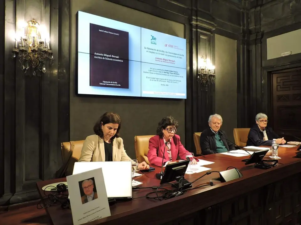 Presentaci&oacute;n del volumen titulado 'Antonio-Miguel Bernal: escritos de historia econ&oacute;mica', coordinado por la profesora de Econ&oacute;micas de la US Isabel Lobato, en un acto en la Casa de la Provincia | DIPUTACI&Oacute;N DE SEVILLA