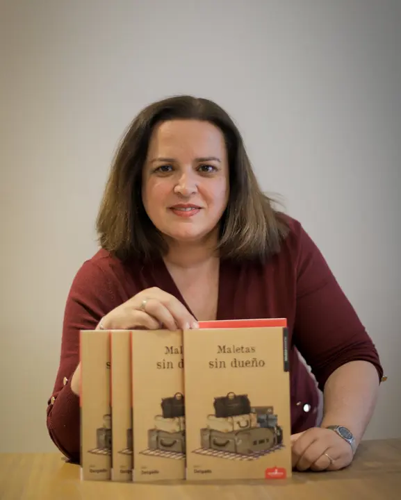 Dori Delgado, con ejemplares de su &uacute;ltimo libro. - Foto: Antonio J. Molina