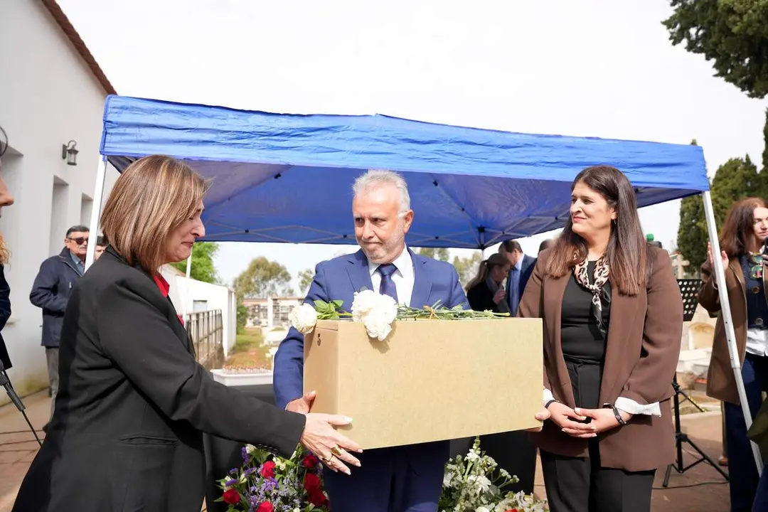 El ministro entrega a su nieta los restos del cabo fusilado. | EP.