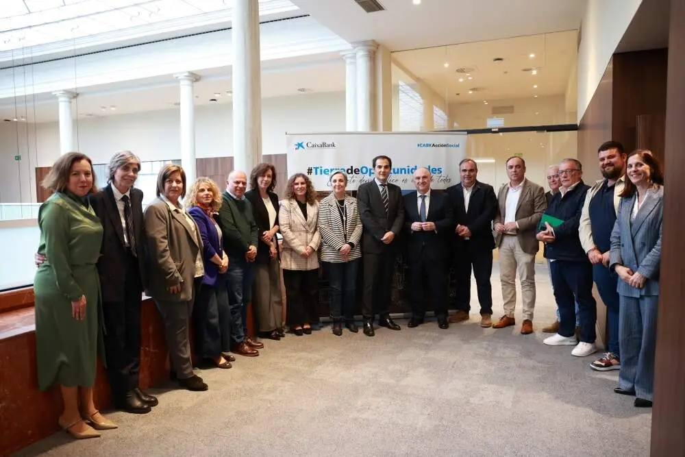 Foto de familia de Juan Ignacio Zafra con los GDR de Andaluc&iacute;a. | Caixabank