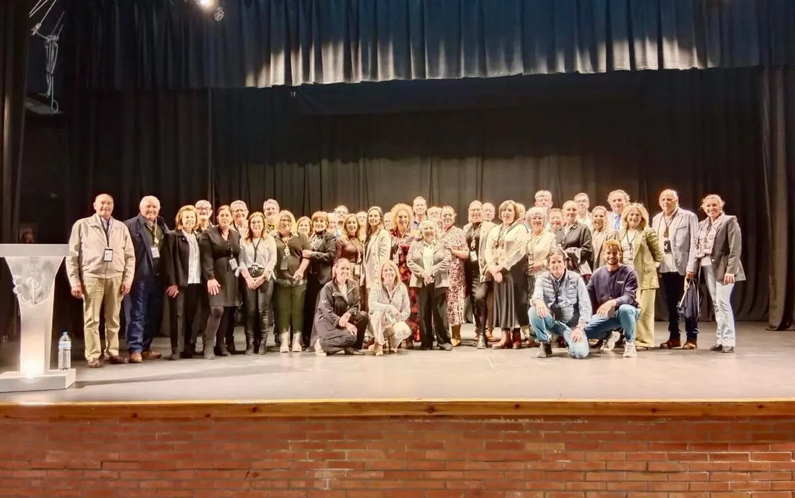 Fotos de familia tras el preg&oacute;n celebrado en la c&aacute;rcel de Huelva. | Asociaci&oacute;n Rociera La Libertad.