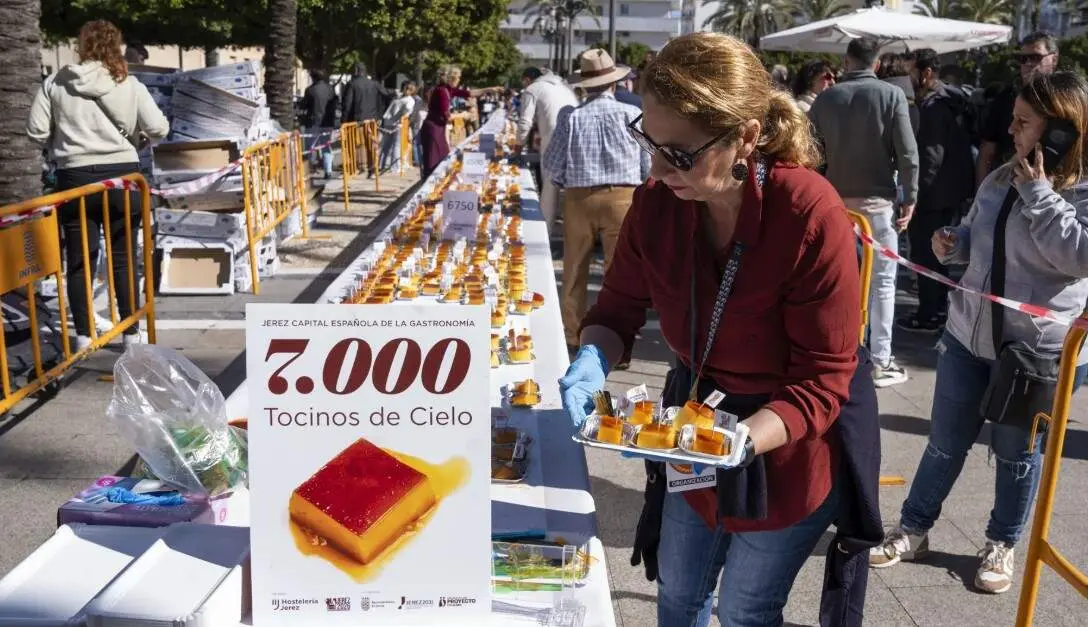 Una imagen de la degustaci&oacute;n de tocino con car&aacute;cter solidario de febrero por la Capitalidad Gastron&oacute;mica | Efe.com