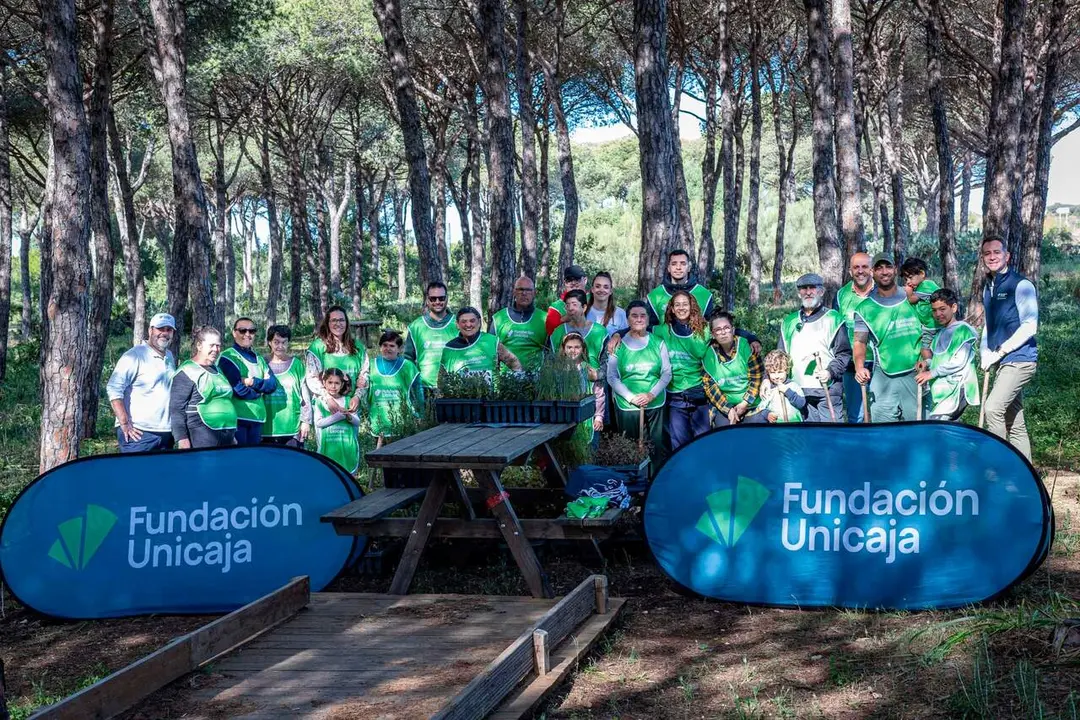 Campa&ntilde;a &lsquo;Un ni&ntilde;@, un &aacute;rbol&rsquo; de Fundaci&oacute;n Unicaja en El Puerto. VIVA