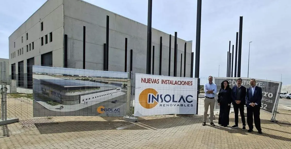 Francisco Acosta (CEO de Insolac) y Carlos Garc&iacute;a (presidente de FICA) con el equipo t&eacute;cnico colaborador del proyecto de la edificaci&oacute;n de la nueva sede (Javier S&aacute;nchez y Mar&iacute;a Mart&iacute;nez de Tejada). | Cedida