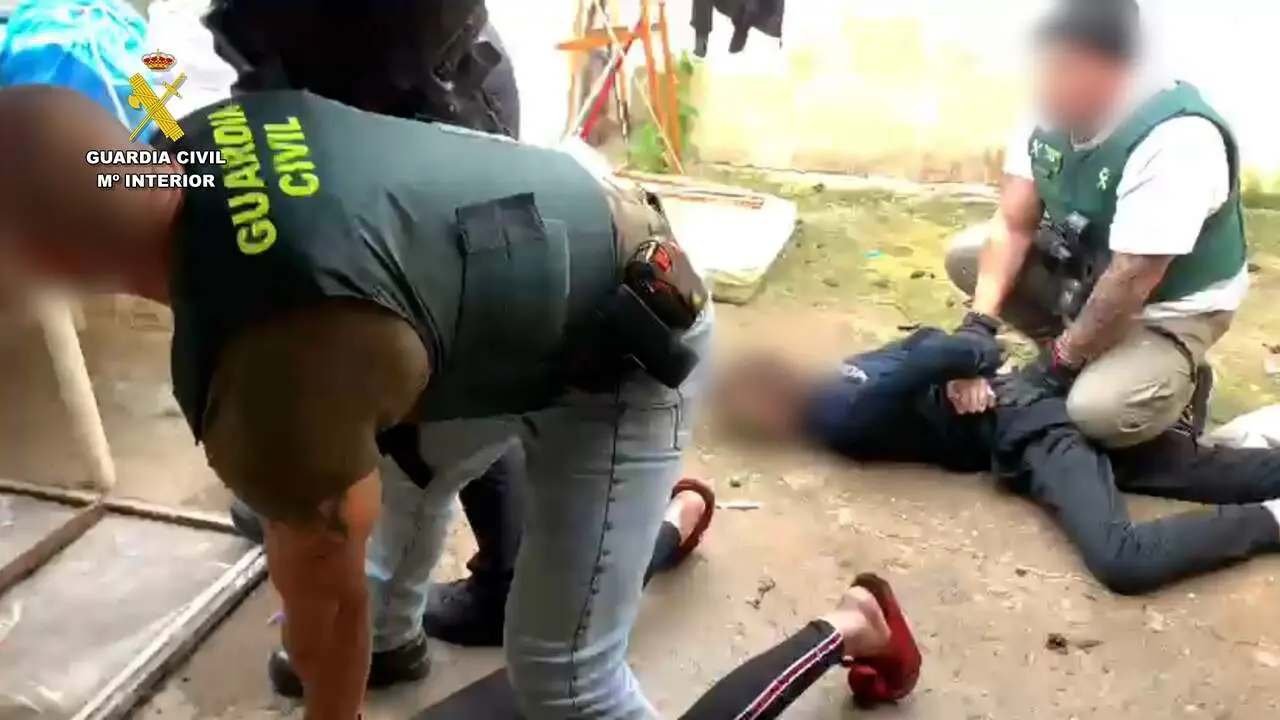 Agentes de la Guardia Civil, en el momento de la detenci&oacute;n de los integrantes de un red dedicada al tr&aacute;fico de hero&iacute;na asentada en el Aljarafe.| GUARDIA CIVIL