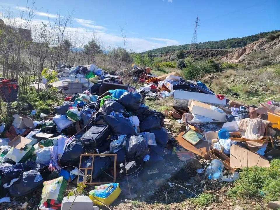 Torremolinos identifica a los autores de un vertido incontrolado en el arroyo Cueva de la Higuera. / AYTO. TORREMOLINOS