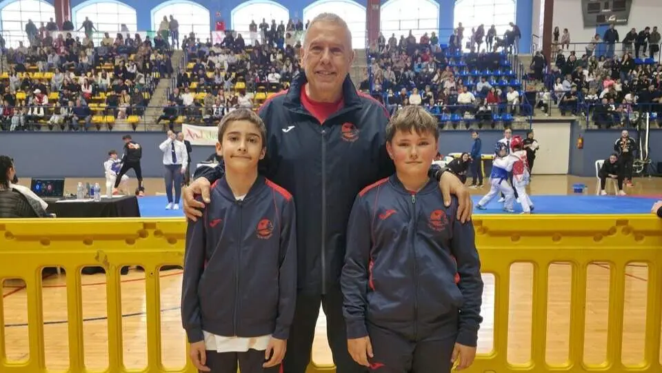 Alejandro Cuesta y Sergio S&aacute;nchez, junto al director t&eacute;cnico &Oacute;scar Ucl&eacute;s. - Foto: Club &Oacute;scar Dojang