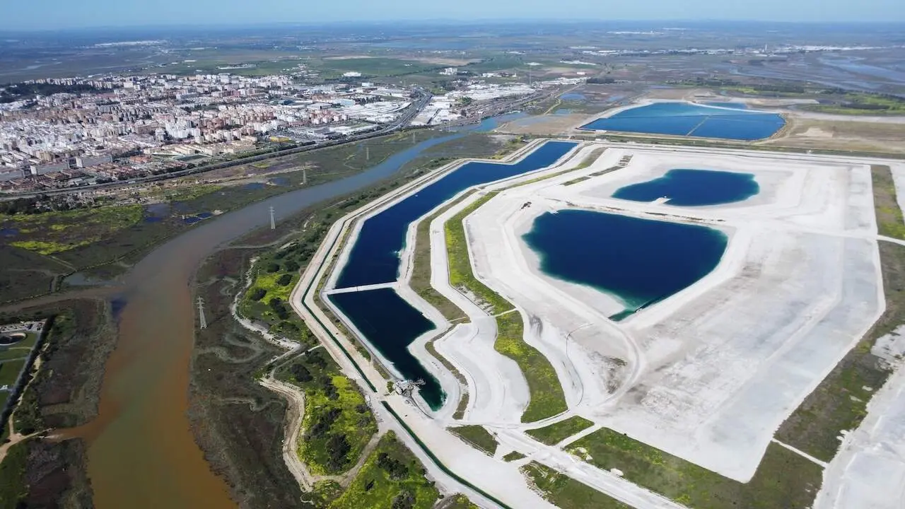 Estado actual de las balsas de fosfoyesos. | Mesa de la R&iacute;a.