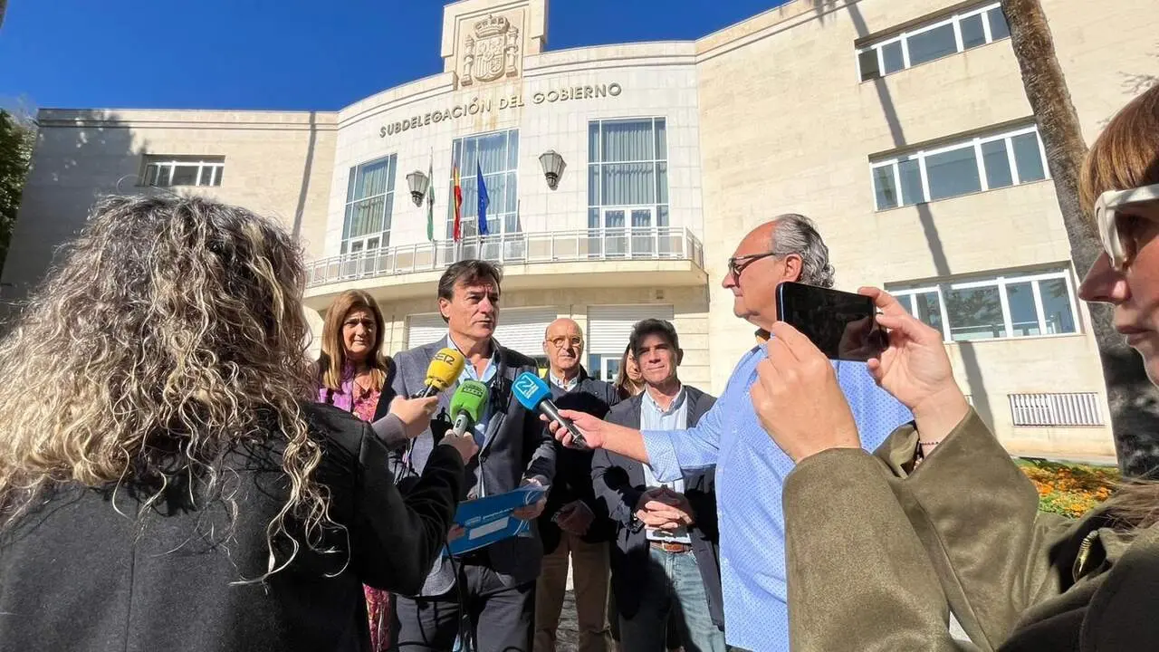 Agust&iacute;n Gonz&aacute;lez atiende a los medios de comunicaci&oacute;n. - Foto: PP.