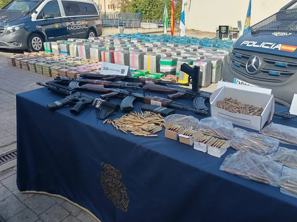 Imagen de las armas y drogas intervenidas en marzo en la operaci&oacute;n de la Polic&iacute;a Nacional en la costa de Huelva. | EP.