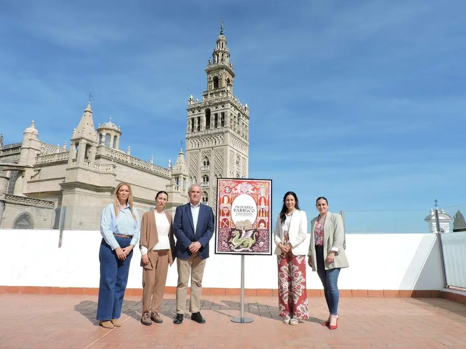 Foto familiar de la presentaci&oacute;n del cartel anunciador de la vig&eacute;simo tercera edici&oacute;n del Mercado Barroco de Olivares.| DIPUTACION