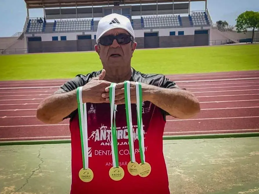 El isle&ntilde;o Toni Palma luce sus medallas. | A.I.C.