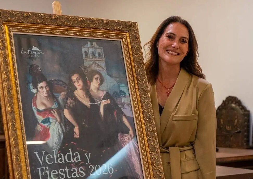 Ascensi&oacute;n Pero, la pregonera, junto al cartel de la feria de La L&iacute;nea | Fabi&aacute;n Espa&ntilde;a