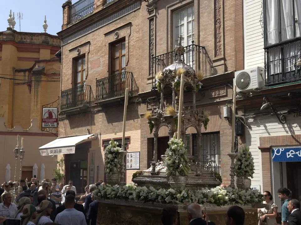 El Sant&iacute;simo Sacramento por las calles de Triana